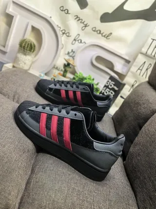 Adidas Superstar 黑色和红色天鹅绒生活方式运动鞋 7