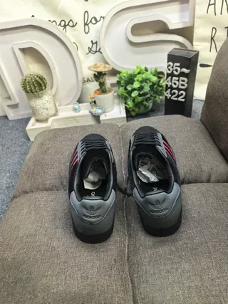 Adidas Superstar 黑色和红色天鹅绒生活方式运动鞋 8