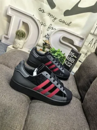 Adidas Superstar 黑色和红色天鹅绒生活方式运动鞋 9