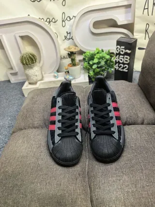 Adidas Superstar 黑色和红色天鹅绒生活方式运动鞋 10