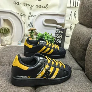 Adidas Superstar أحذية رياضية سوداء وصفراء للأسلوب الحياة