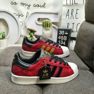 Adidas Superstar حذاء رياضي أحمر جلد أفعى أسود ذهبي نمط حياة