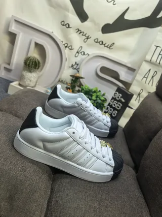 Adidas Superstar सादा এবং কালো লাইফস্টাইল স্নিকার 9