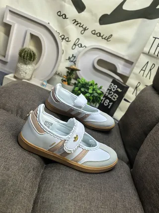 Adidas 白色米色 无带搭扣 玛丽珍鞋 9