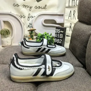 Adidas أبيض أسود بدون أربطة T-strap تفاصيل الحافة المرفوعة أحذية رياضية أسلوب حياة