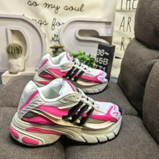 Adidas أبيض وردي منصة حذاء طبقات مواد اصطناعية متداخلة أحذية رياضية سميكة