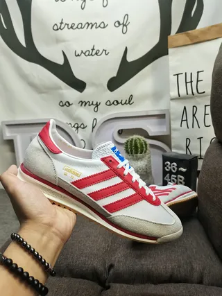 Adidas Chaussures Lifestyle Basses à Lacets en Daim et Textil Supérieur 5