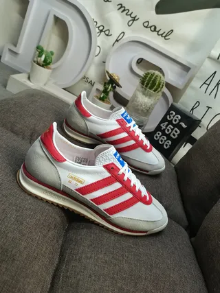 Adidas Chaussures Lifestyle Basses à Lacets en Daim et Textil Supérieur 9
