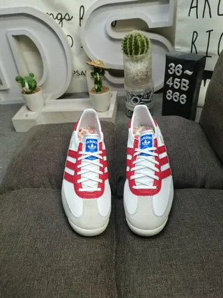 Adidas Chaussures Lifestyle Basses à Lacets en Daim et Textil Supérieur 10