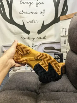 Adidas 黄黑厚底雕塑中底网面和合成覆盖结构生活方式运动鞋 4
