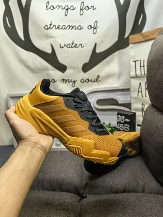 Adidas 黄黑厚底雕塑中底网面和合成覆盖结构生活方式运动鞋 5