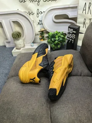 Adidas 黄黑厚底雕塑中底网面和合成覆盖结构生活方式运动鞋 6
