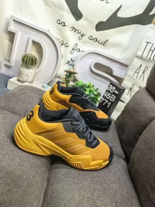 Adidas 黄黑厚底雕塑中底网面和合成覆盖结构生活方式运动鞋 9
