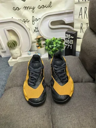 Adidas 黄黑厚底雕塑中底网面和合成覆盖结构生活方式运动鞋 10