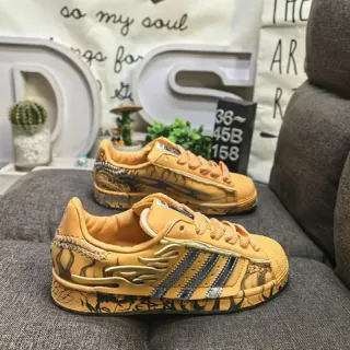 Adidas أصفر أسود منخفض الارتفاع مطبوع جرافيكي أحذية رياضية نمط حياة