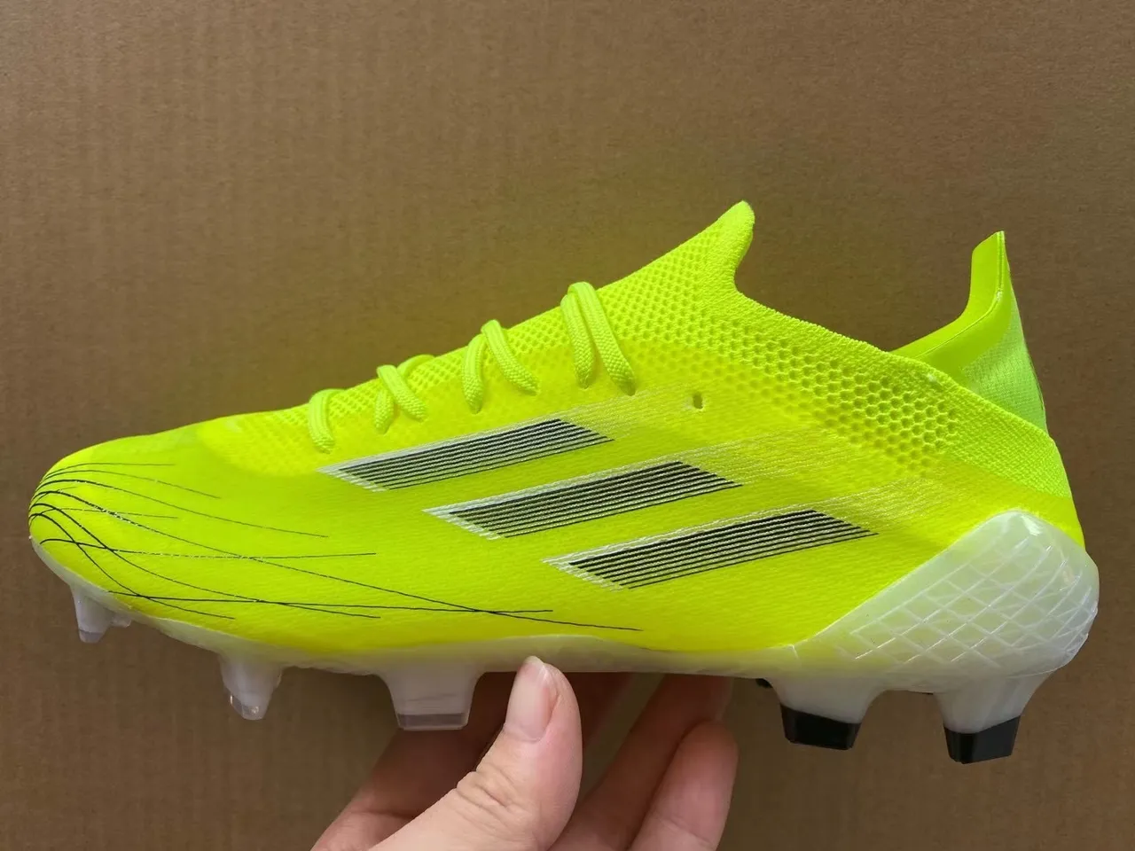Adidas Zapatillas de fútbol con upper de knit amarillo blanco neon, cordones asimétricos y superficie firme 8