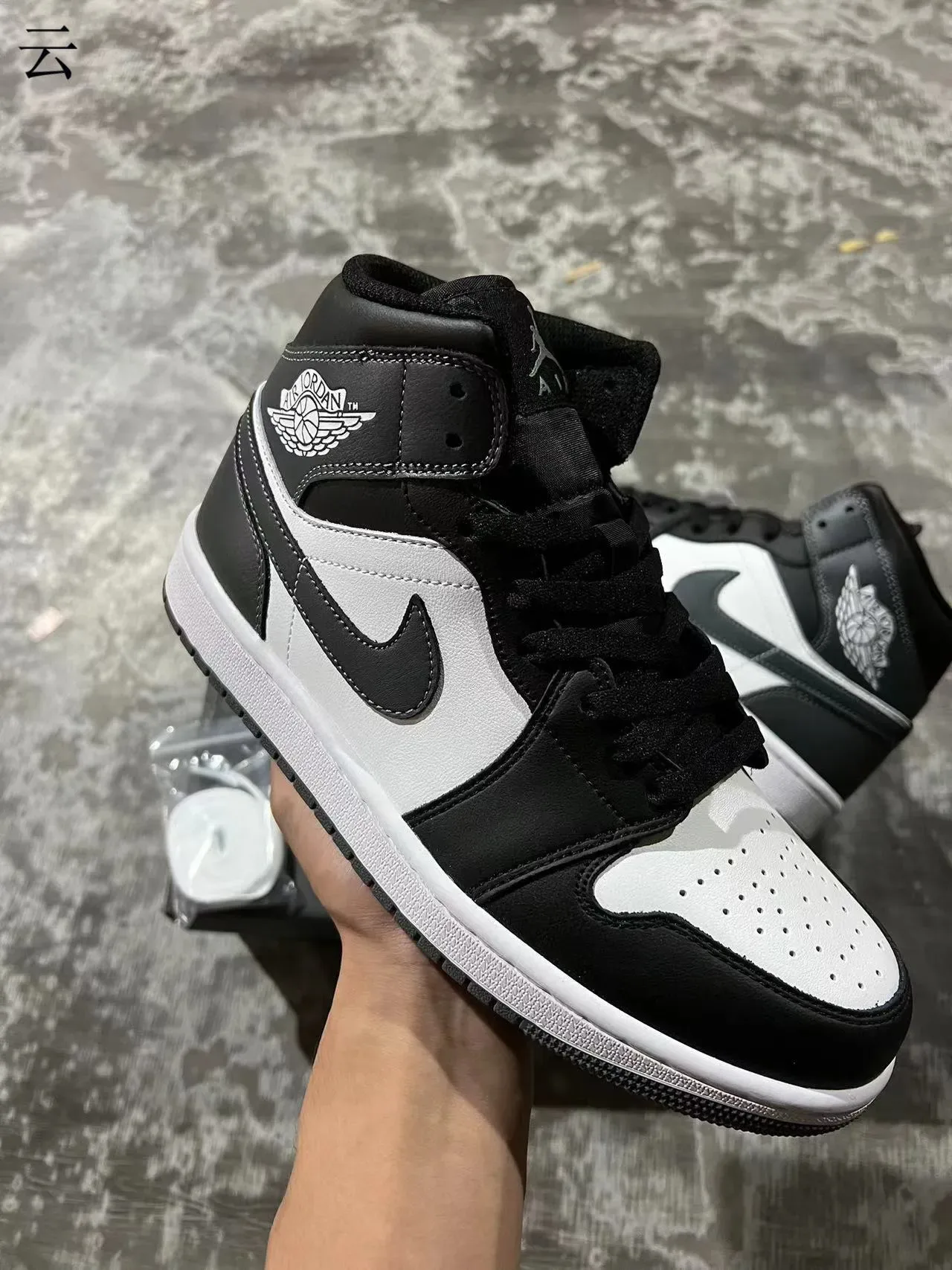 Air Jordan 1 أحذية كرة السلة السوداء والبيضاء من الجلد 2
