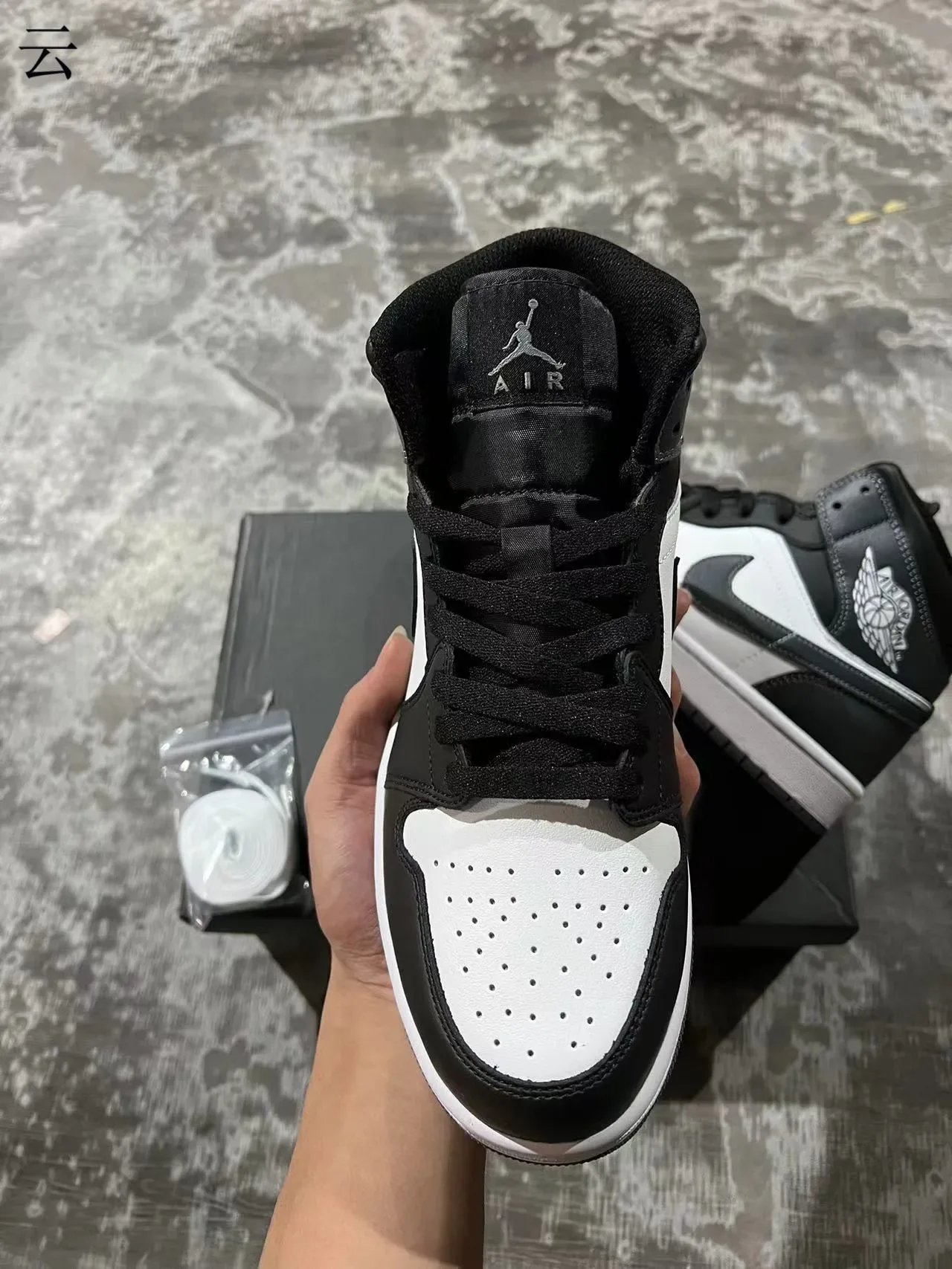 Air Jordan 1 أحذية كرة السلة السوداء والبيضاء من الجلد 3