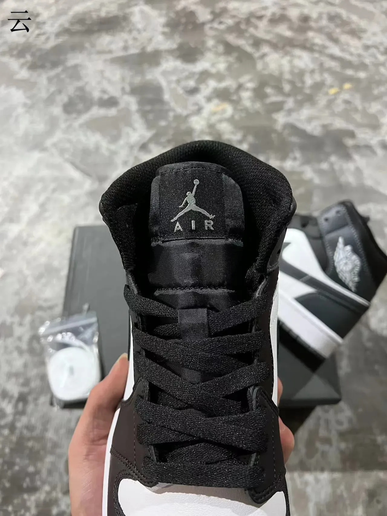 Air Jordan 1 أحذية كرة السلة السوداء والبيضاء من الجلد 4