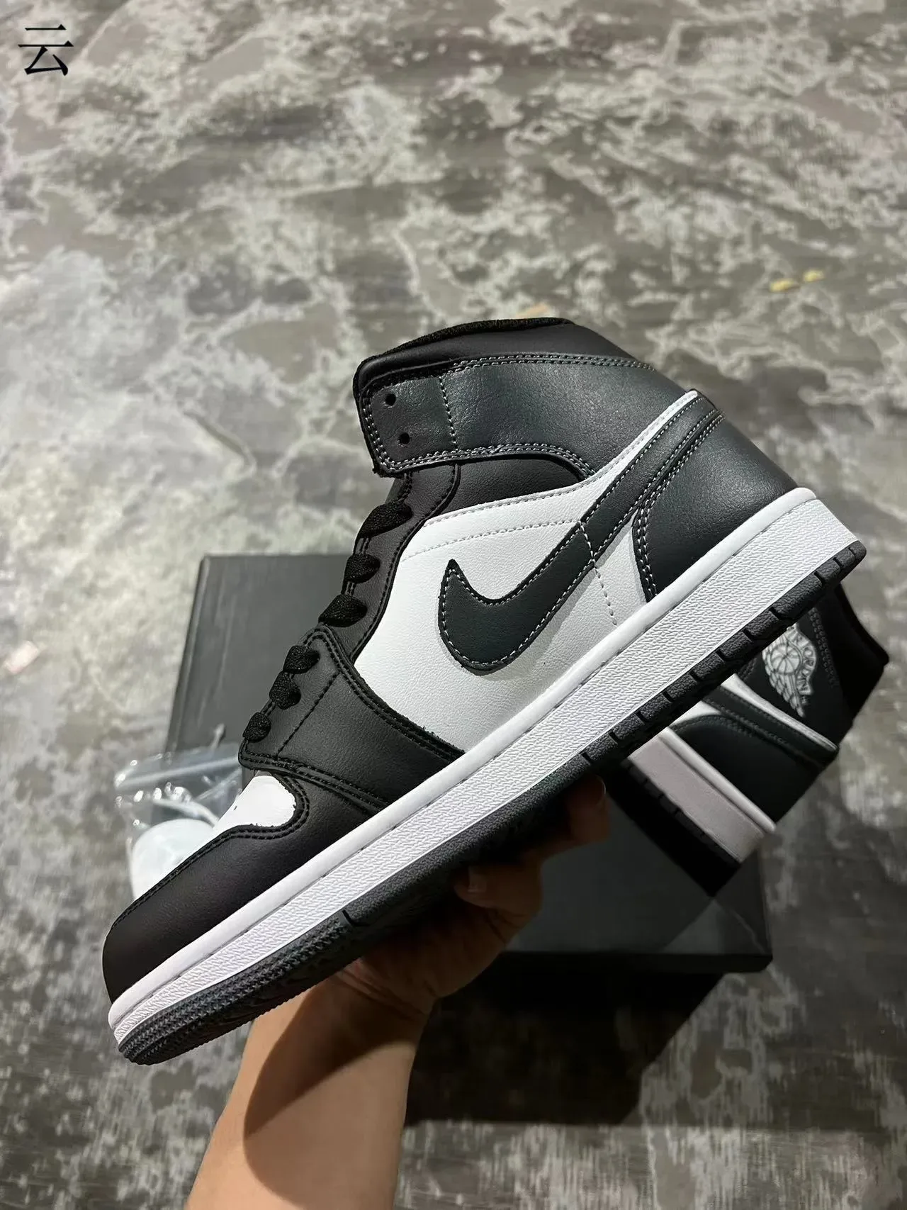 Air Jordan 1 أحذية كرة السلة السوداء والبيضاء من الجلد 5