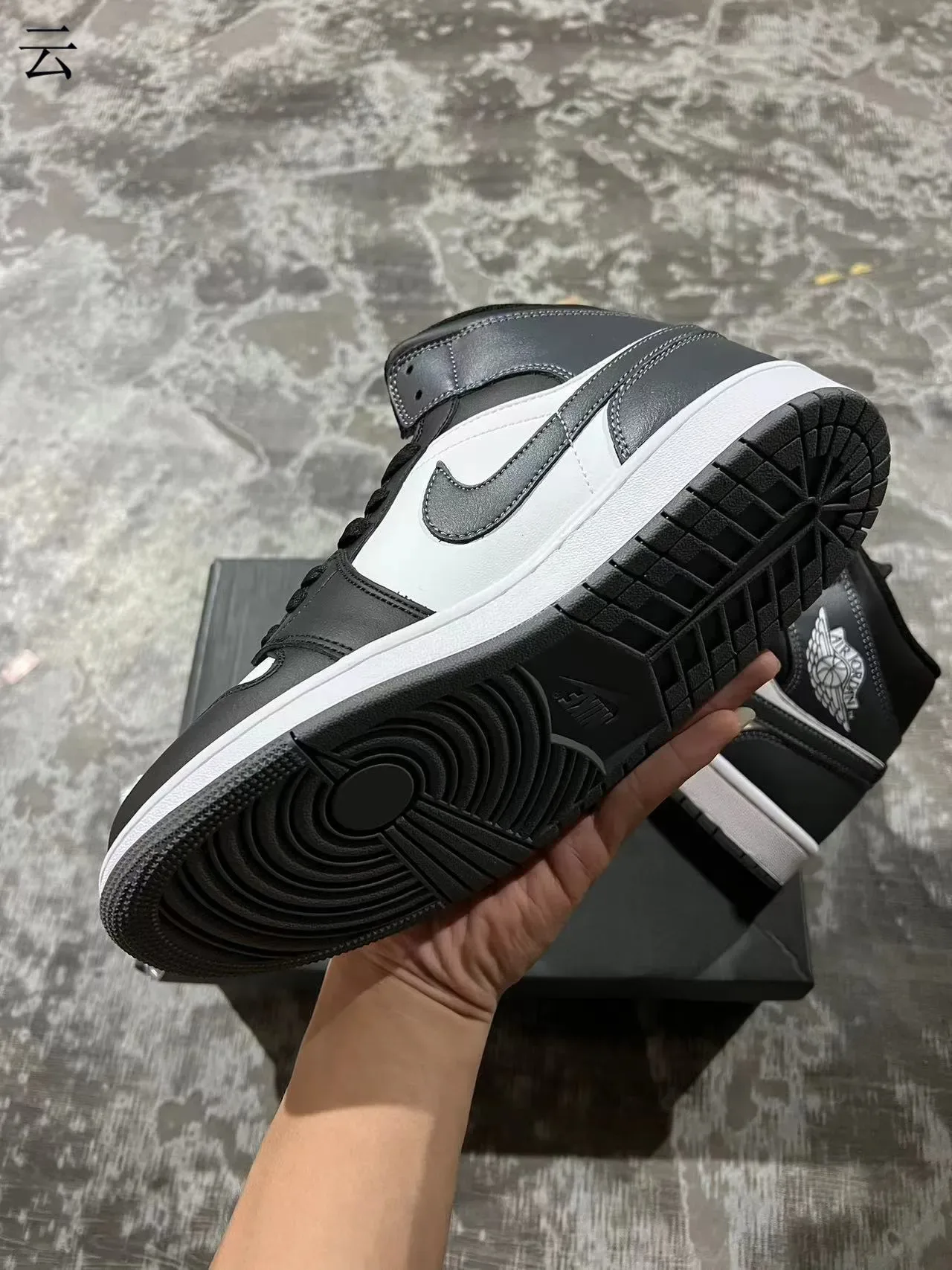 Air Jordan 1 أحذية كرة السلة السوداء والبيضاء من الجلد 6