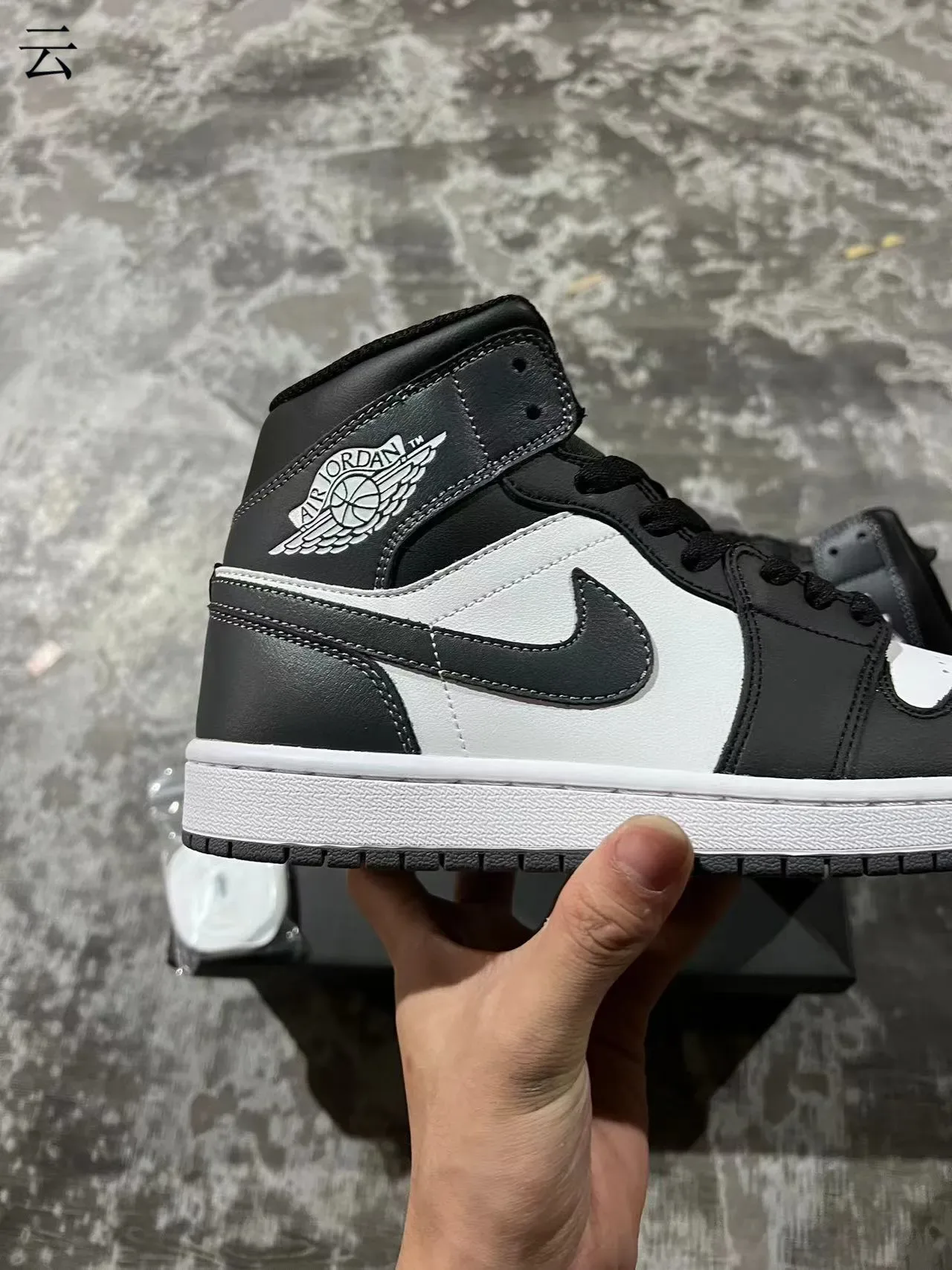 Air Jordan 1 أحذية كرة السلة السوداء والبيضاء من الجلد 7