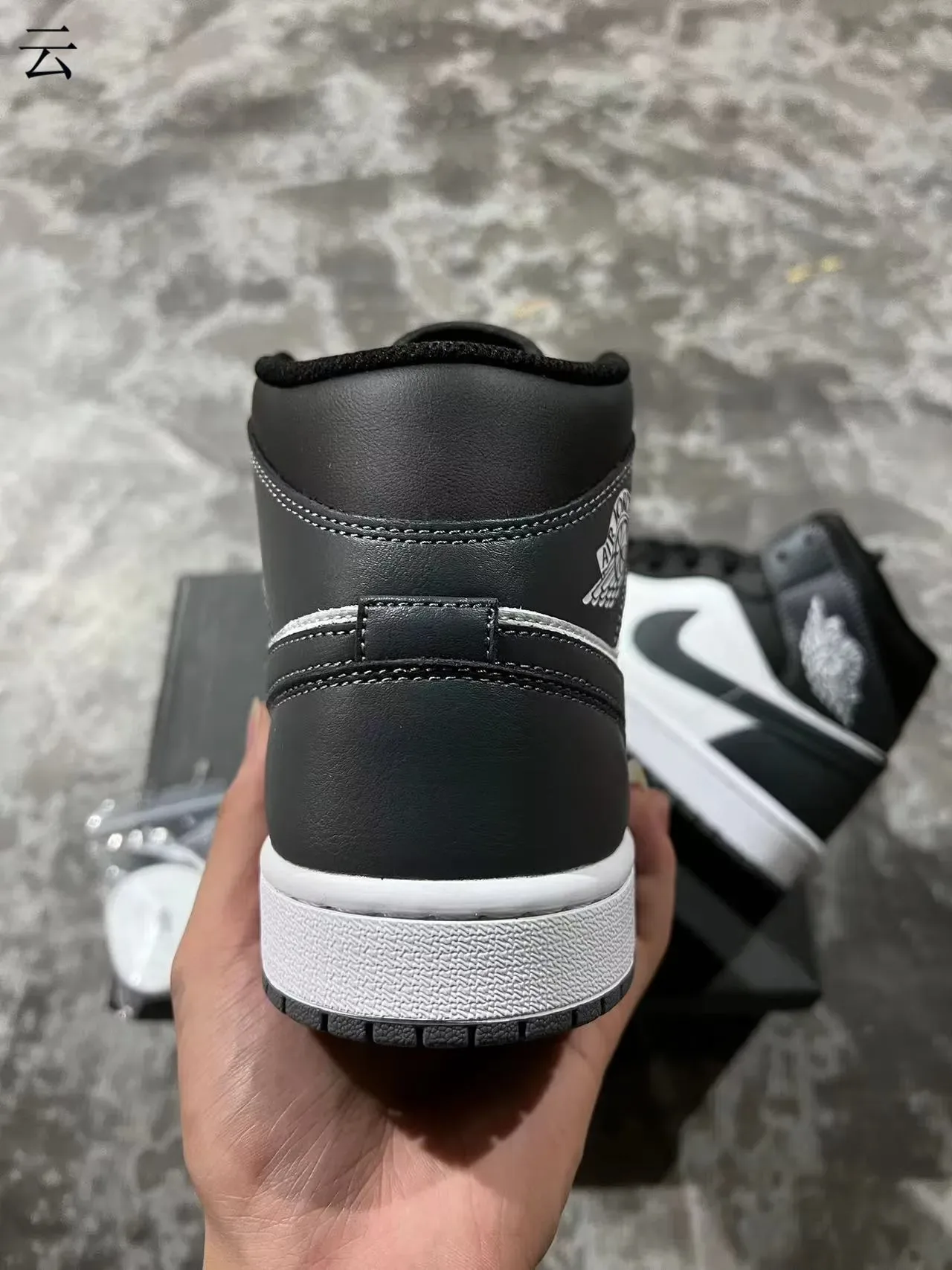 Air Jordan 1 أحذية كرة السلة السوداء والبيضاء من الجلد 8