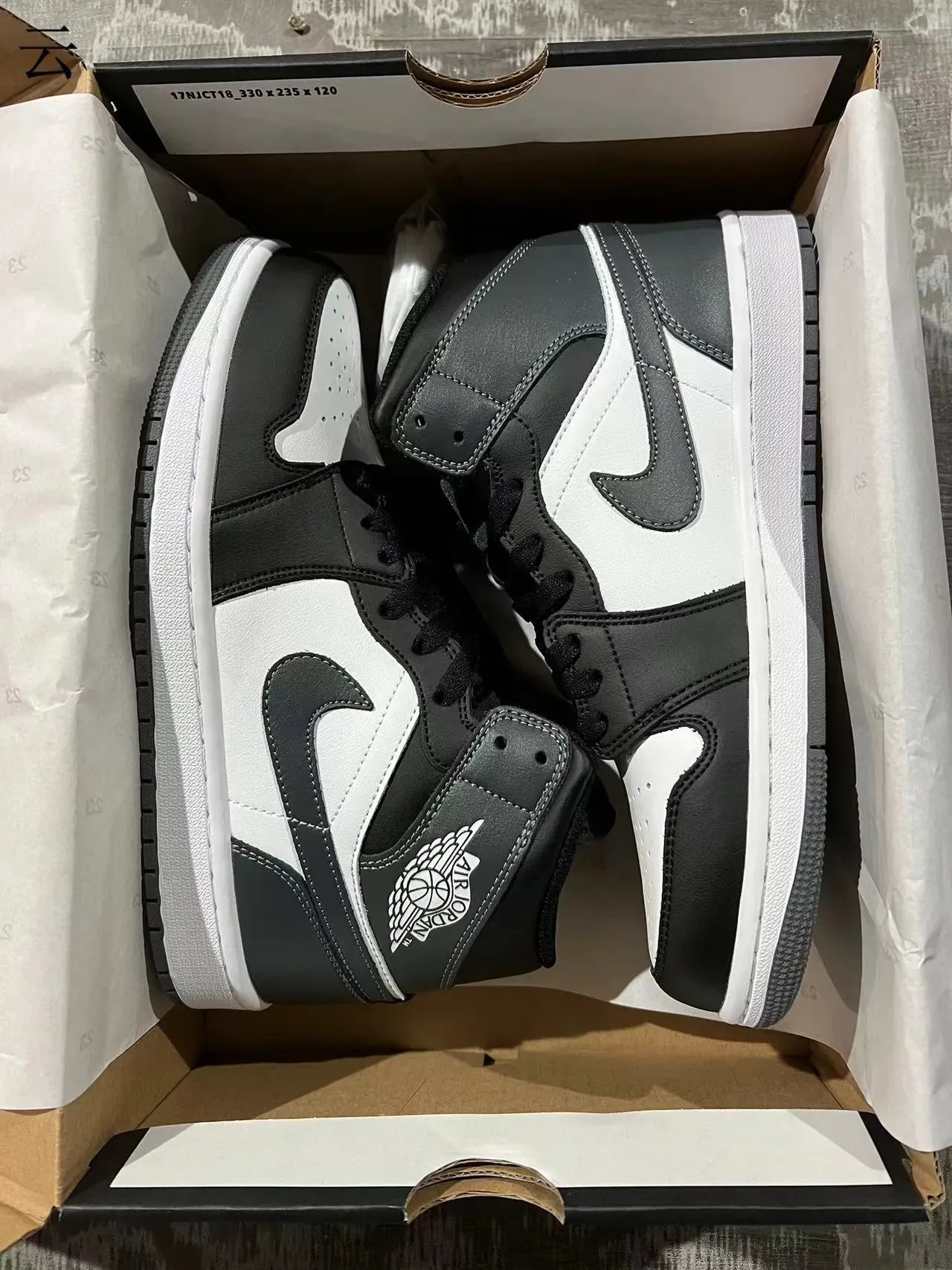 Air Jordan 1 أحذية كرة السلة السوداء والبيضاء من الجلد 9