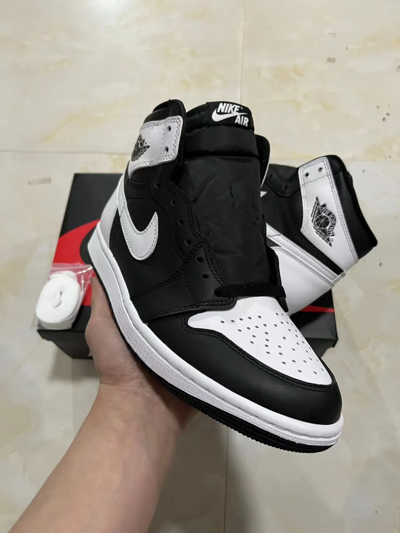 Air Jordan 1 أحذية كرة السلة من الجلد الأسود والأبيض عالية الارتفاع 2