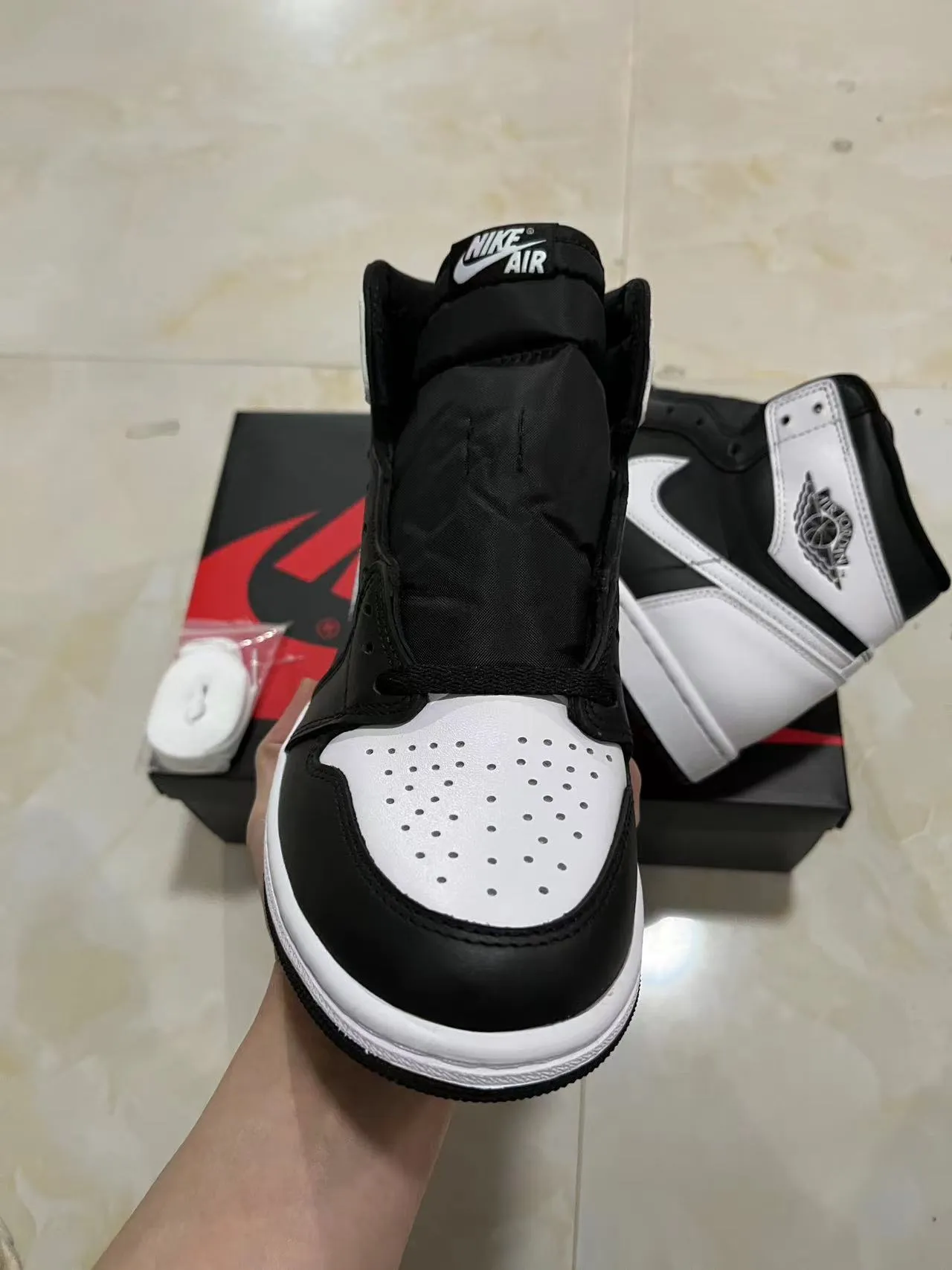 Air Jordan 1 أحذية كرة السلة من الجلد الأسود والأبيض عالية الارتفاع 3