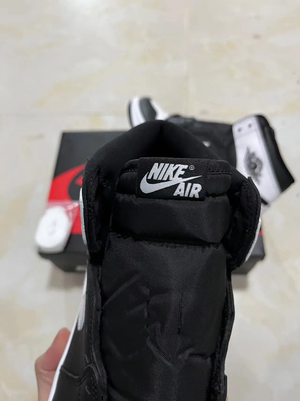 Air Jordan 1 أحذية كرة السلة من الجلد الأسود والأبيض عالية الارتفاع 4