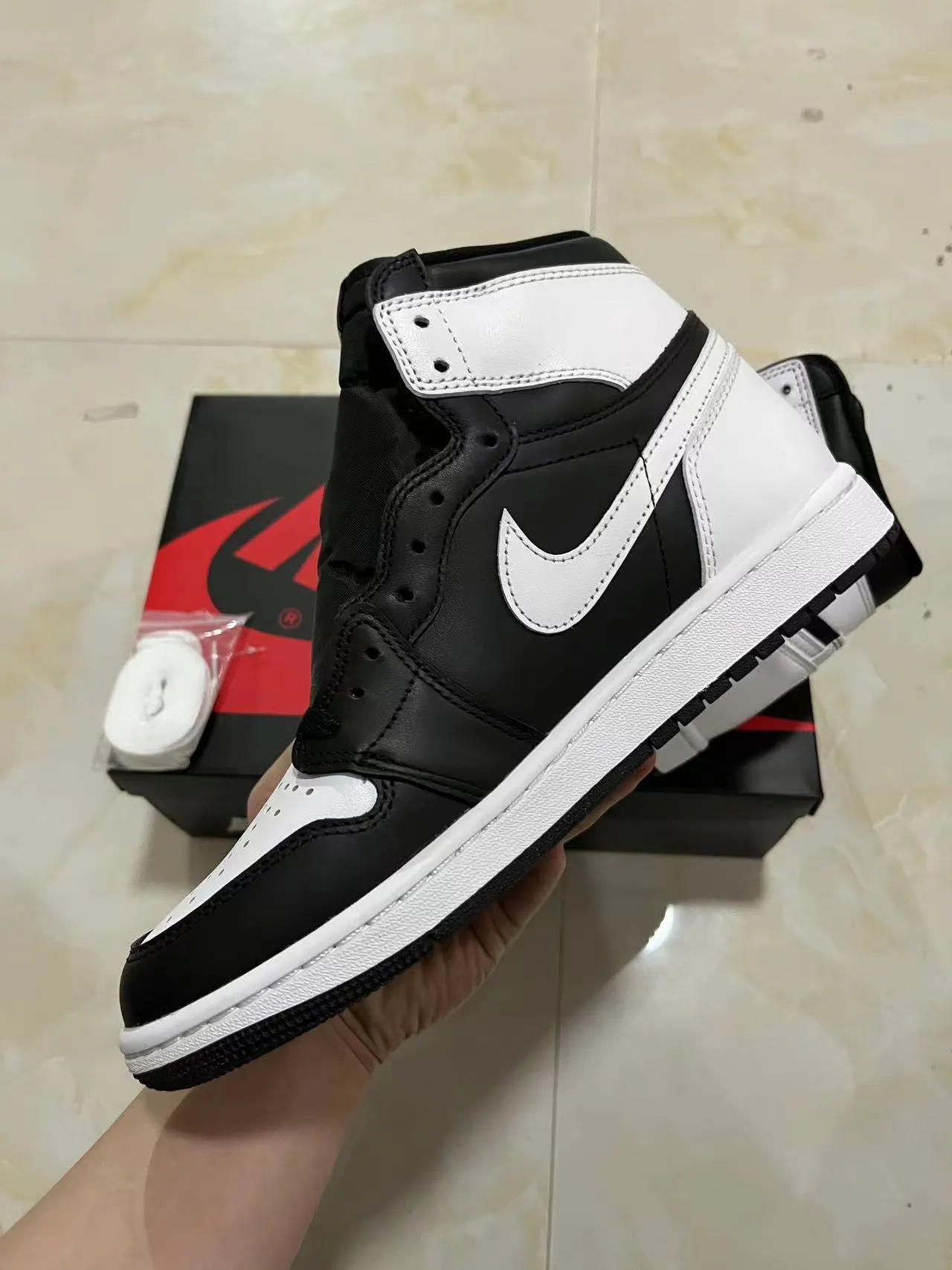 Air Jordan 1 أحذية كرة السلة من الجلد الأسود والأبيض عالية الارتفاع 5
