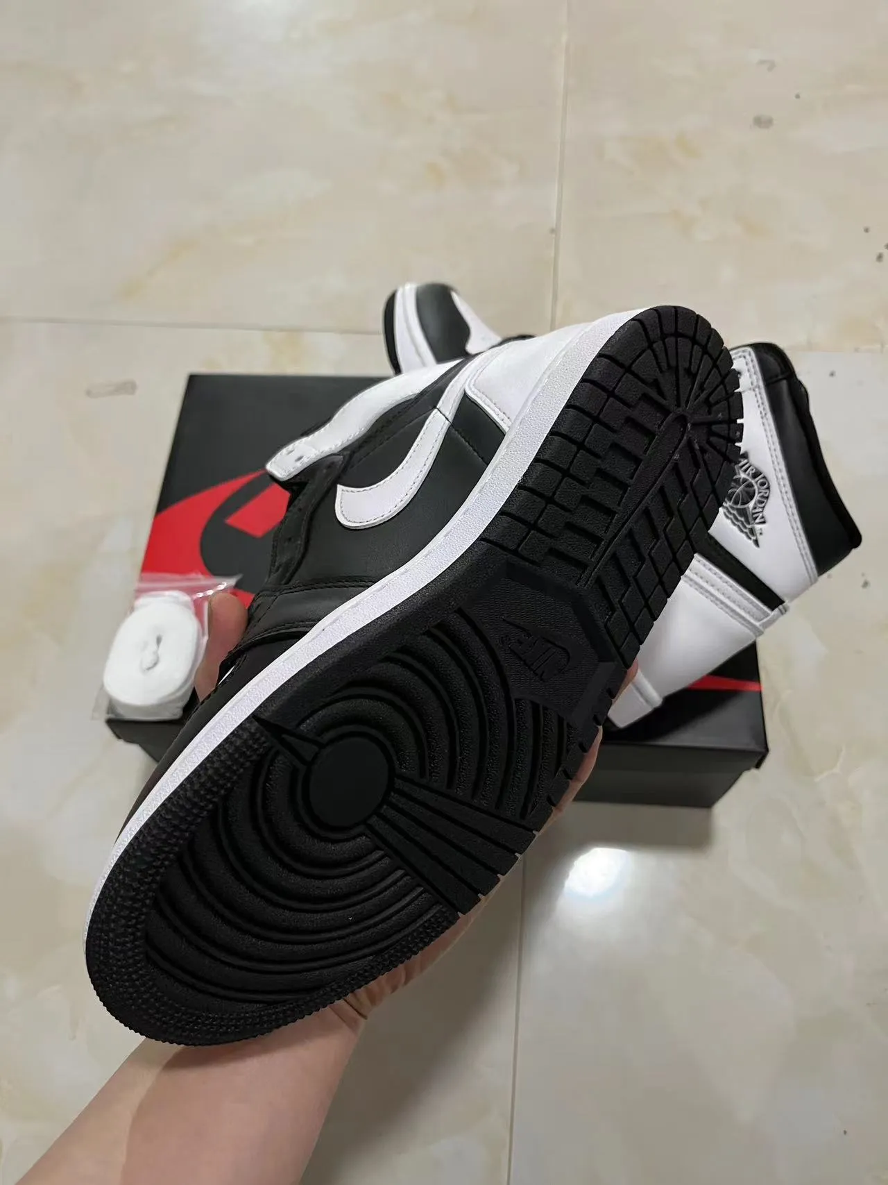 Air Jordan 1 أحذية كرة السلة من الجلد الأسود والأبيض عالية الارتفاع 6