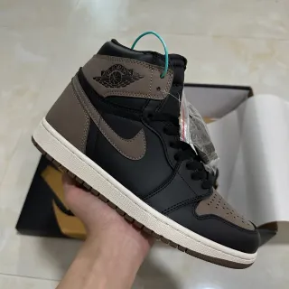 Tênis de basquete de cano alto Air Jordan 1 preto e taupe