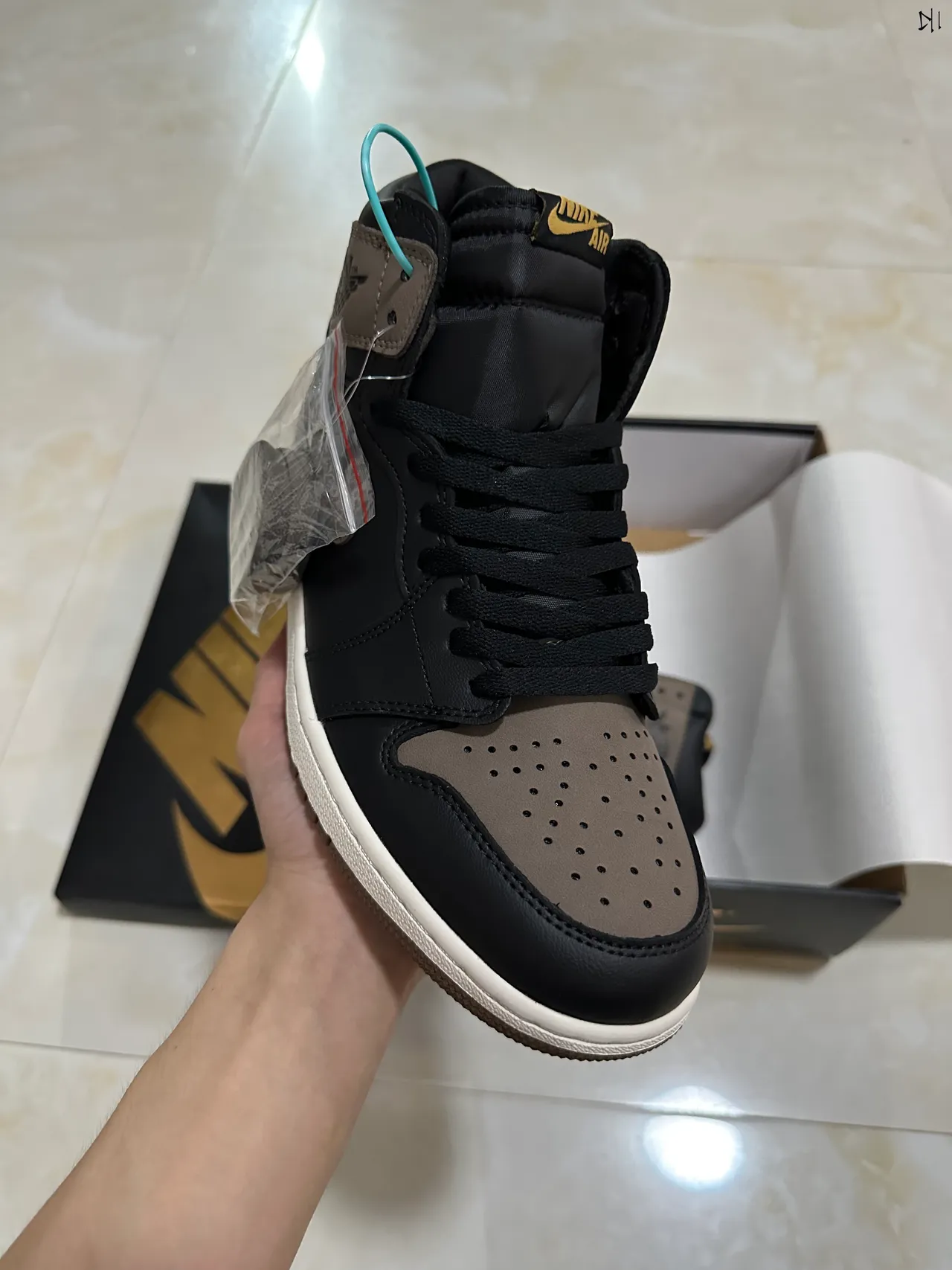 Air Jordan 1 কালো এবং টোপ হাই-টপ বাস্কেটবল জুতো 2