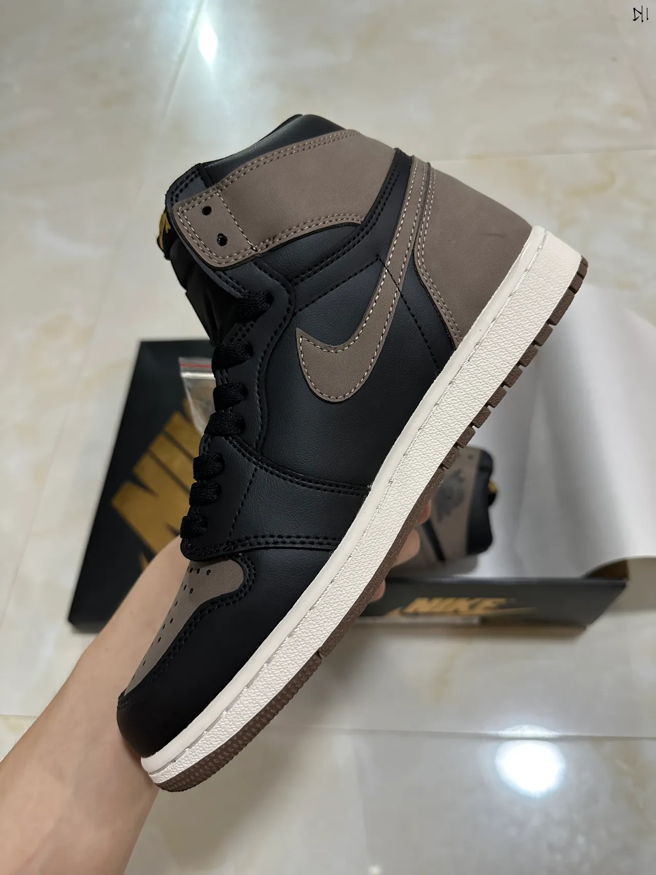 Air Jordan 1 কালো এবং টোপ হাই-টপ বাস্কেটবল জুতো 4