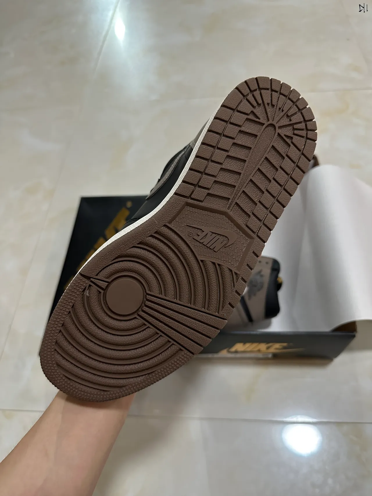Air Jordan 1 কালো এবং টোপ হাই-টপ বাস্কেটবল জুতো 5