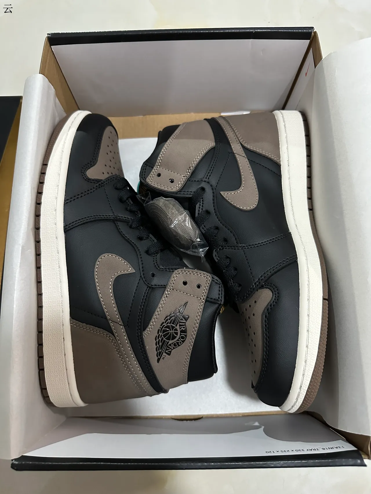 Air Jordan 1 কালো এবং টোপ হাই-টপ বাস্কেটবল জুতো 7