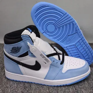 Tênis de basquete cano alto Air Jordan 1 azul e branco com biqueira perfurada