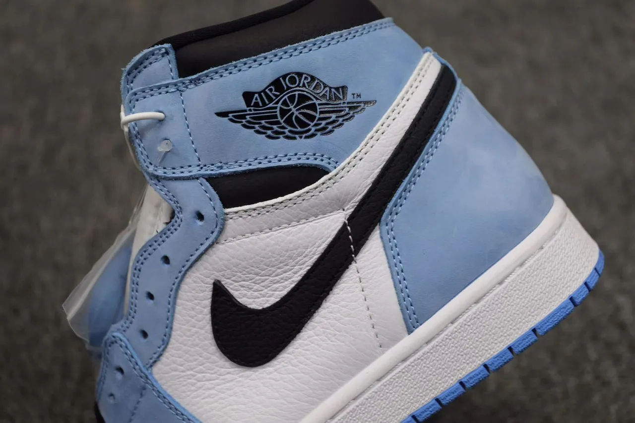 Tênis de basquete cano alto Air Jordan 1 azul e branco com biqueira perfurada 2