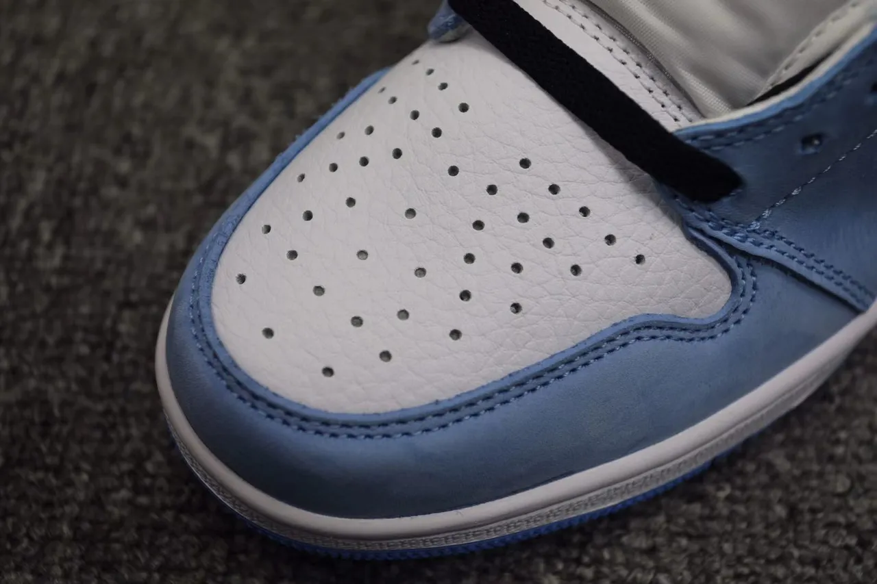 Tênis de basquete cano alto Air Jordan 1 azul e branco com biqueira perfurada 3