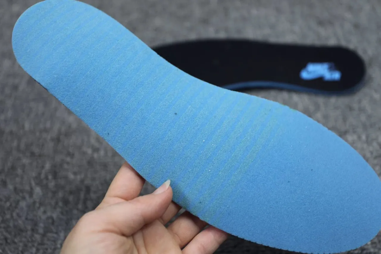Tênis de basquete cano alto Air Jordan 1 azul e branco com biqueira perfurada 4