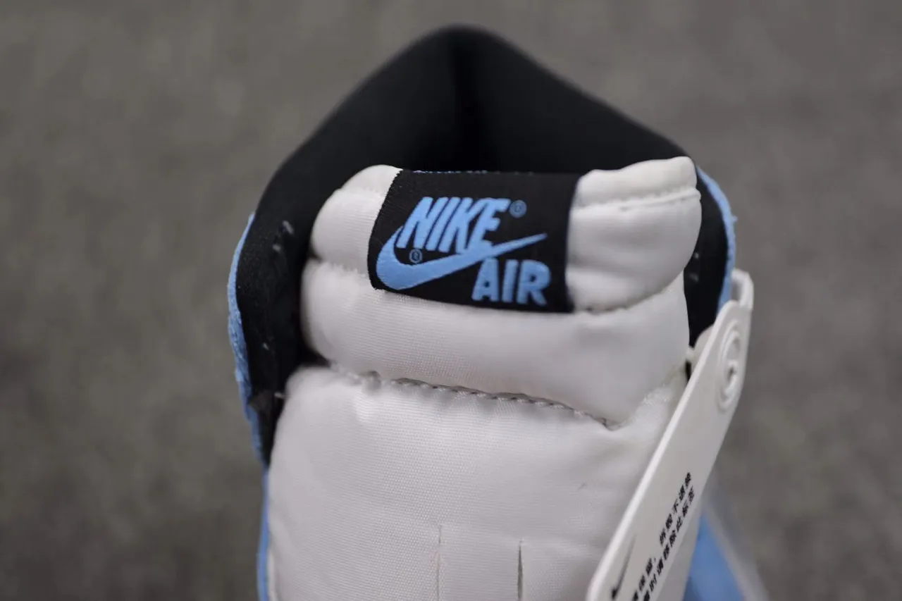 Tênis de basquete cano alto Air Jordan 1 azul e branco com biqueira perfurada 6