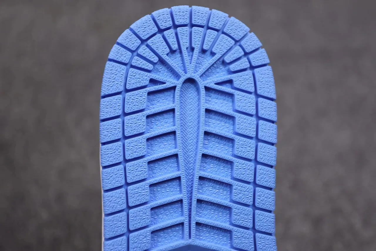 Tênis de basquete cano alto Air Jordan 1 azul e branco com biqueira perfurada 7
