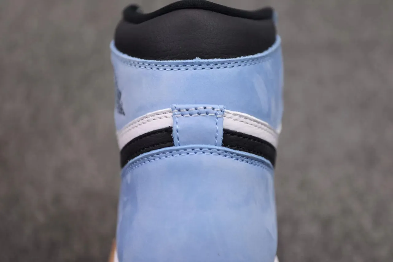 Tênis de basquete cano alto Air Jordan 1 azul e branco com biqueira perfurada 8