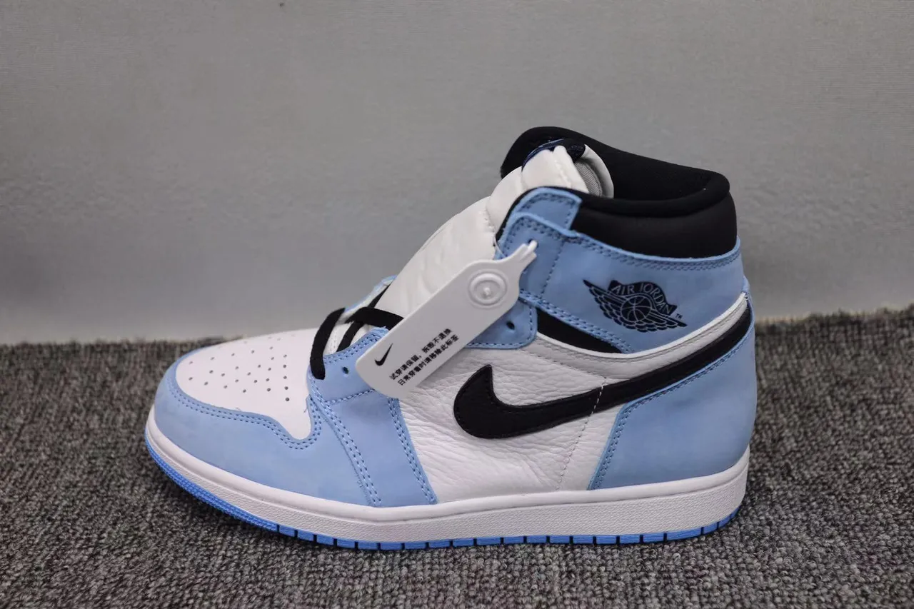 Tênis de basquete cano alto Air Jordan 1 azul e branco com biqueira perfurada 9