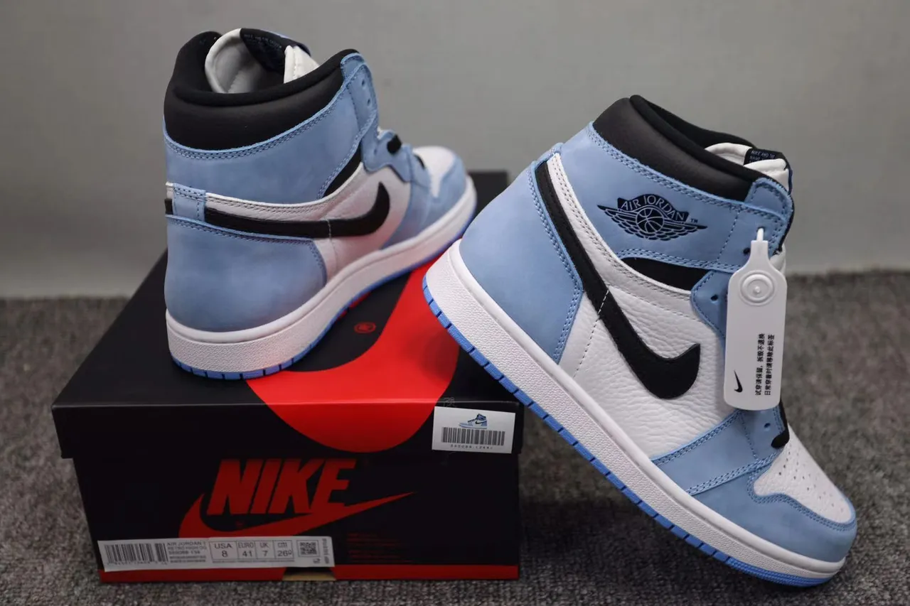 Tênis de basquete cano alto Air Jordan 1 azul e branco com biqueira perfurada 10