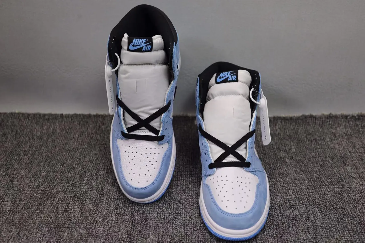 Tênis de basquete cano alto Air Jordan 1 azul e branco com biqueira perfurada 11