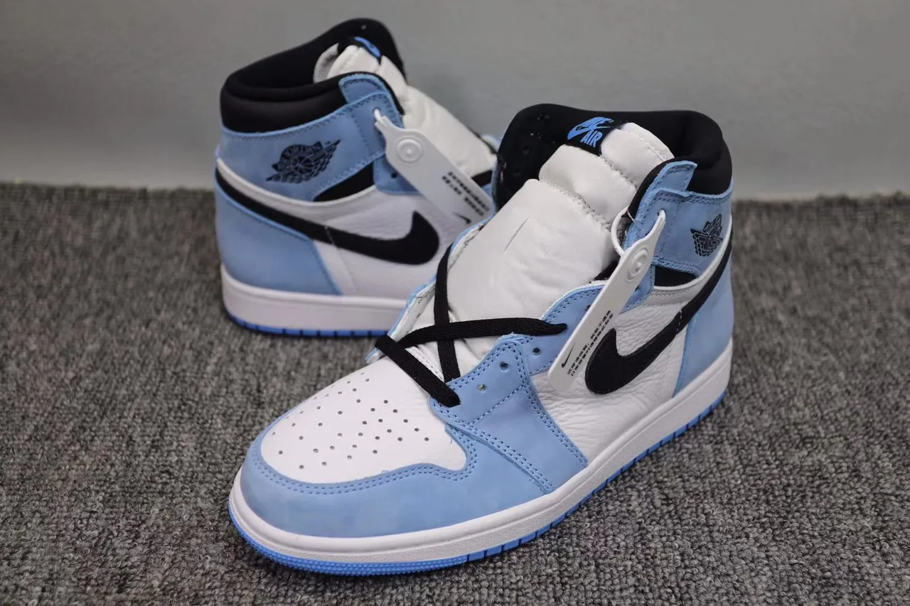 Tênis de basquete cano alto Air Jordan 1 azul e branco com biqueira perfurada 12