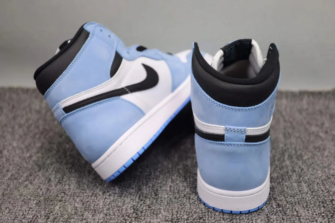 Tênis de basquete cano alto Air Jordan 1 azul e branco com biqueira perfurada 13